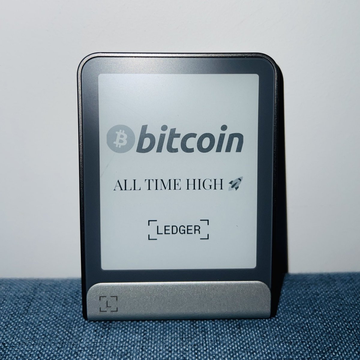 Ledger's tweet photo. Keys secure. 🔐

Vibes secure. 🚀 https://t.co/yjQM1jyLBG