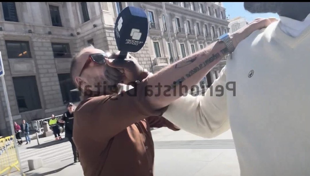 🔴 URGENTE: Antonio Maestre pillado haciendo el saludo NAZI mientras exclamaba 33 como un loco cuando este noble inmigrante NEGRO le ha hecho tragarse un micrófono para frenar a la ultraderecha.