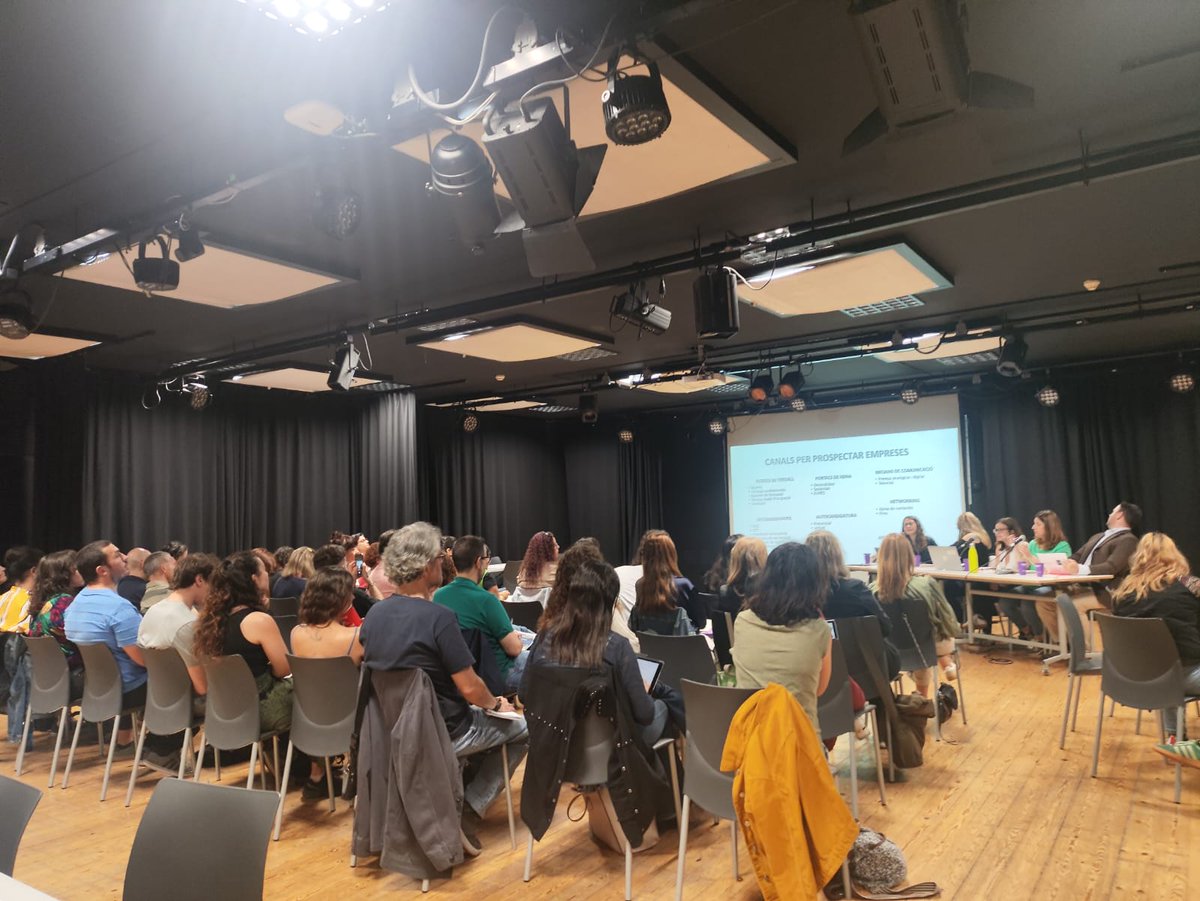 L'equip d'Intermediació d SURT va participar a la Jornada d Prospecció,organitzada x #xarxeslaborals de Ciutat Vella i el suport de #PIOLBarceloneta  Vam parlar d la importància d treballar amb el teixit empresarial i la metodologia x fidelitzar les empreses col·laboradores.