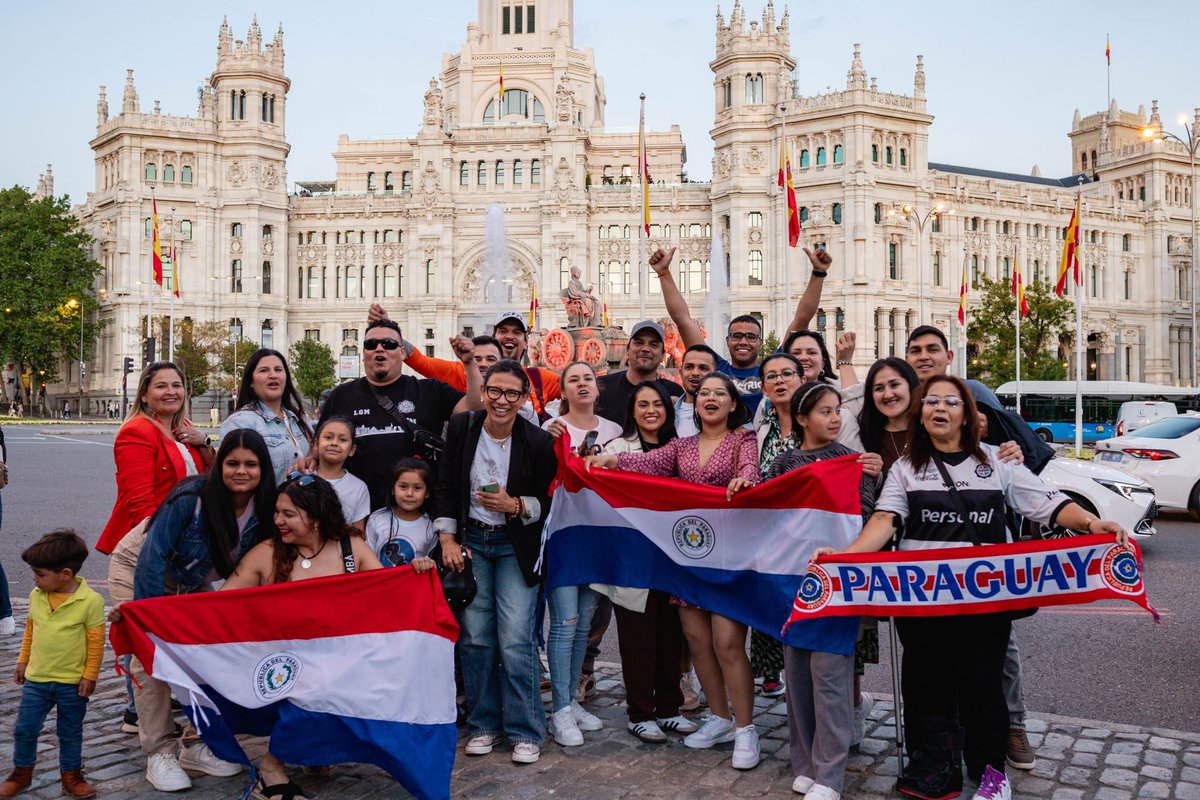 ⛲️La Fuente de Cibeles se iluminó por primera vez con los colores de la bandera del Paraguay ❤️🤍💙
El evento reunió a numerosos miembros de la comunidad paraguaya, quienes acudieron con sus banderas, llenos de orgullo y emoción para celebrar juntos este hecho histórico. 🇵🇾🙌🏻