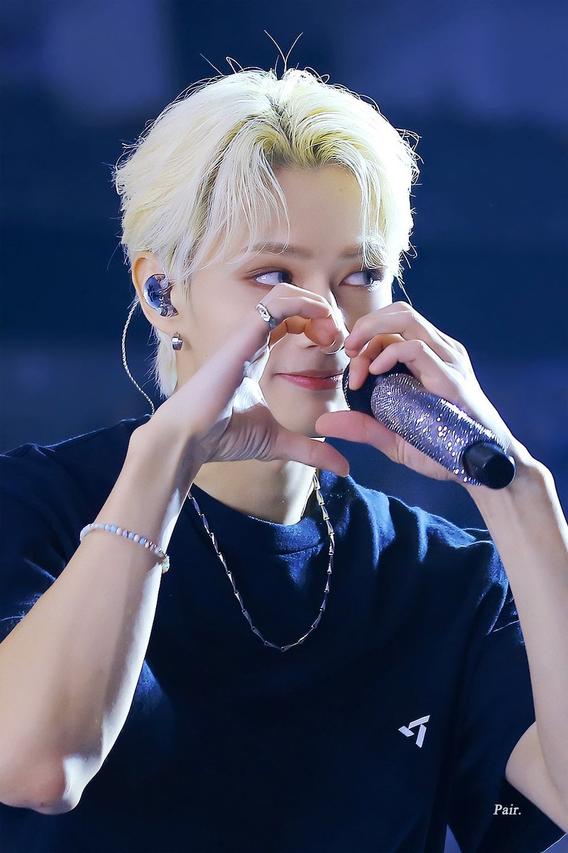 앨범 사진 뜰때마다 싸늘해지다가도 이런 왕자님 미모 보면 또 후움.. 🥹💓하는게 웃기다... 아니.. 안웃겨.... 앨범 똑바로 내줘요....... 컨셉 구리게 내지말아주라고요 제발 😹

#JUN #문준휘 #준 #文俊辉 #ジュン #세븐틴 #SEVENTEEN