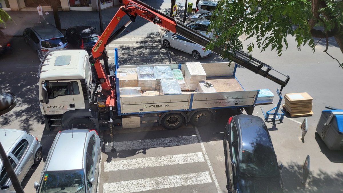 ToniGaliana's tweet photo. @policialocalvlc 
Esto se os va de las manos. Ahora mismo, y ayer por la mañana, en la calle Cuenca con Manuel Simó. https://t.co/aqYdZgwyr8