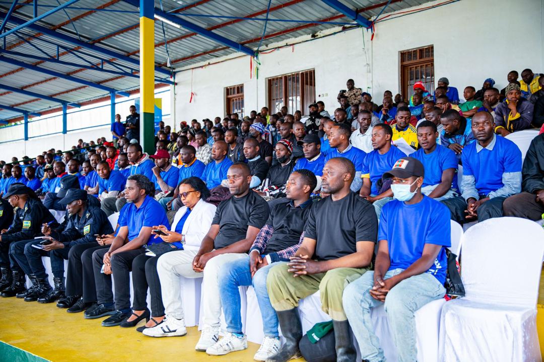 Rwanda Standards Board (@rwandastandards) on Twitter photo NONAHA: Ubukangurambaga #Gerayoamahoro bukomereje mu karere ka <a href="/MusanzeDistrict/">Musanze District</a>. <a href="/RwandaInfra/">Ministry of Infrastructure | Rwanda</a> , <a href="/Rwandapolice/">Rwanda National Police</a> <a href="/rwandastandards/">Rwanda Standards Board</a> ,<a href="/RURA_RWANDA/">Rwanda Utilities Regulatory Authority - RURA</a> na <a href="/HealthyPeopleRw/">Healthy People Rwanda</a> bari kuganira n'abamotari ku gukomeza kubungabunga umutekano wo mu muhanda banakoresha kasike yujuje ubuziranenge. NONAHA: Ubukangurambaga #Gerayoamahoro bukomereje mu karere ka <a href="/MusanzeDistrict/">Musanze District</a>. <a href="/RwandaInfra/">Ministry of Infrastructure | Rwanda</a> , <a href="/Rwandapolice/">Rwanda National Police</a> <a href="/rwandastandards/">Rwanda Standards Board</a> ,<a href="/RURA_RWANDA/">Rwanda Utilities Regulatory Authority - RURA</a> na <a href="/HealthyPeopleRw/">Healthy People Rwanda</a> bari kuganira n'abamotari ku gukomeza kubungabunga umutekano wo mu muhanda banakoresha kasike yujuje ubuziranenge.