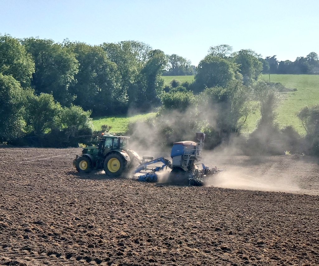 NoonanAgri's tweet photo. Plenty of #dust & #silage #keeperlit🔥 #Ireland https://t.co/Y6kRZWw9QE