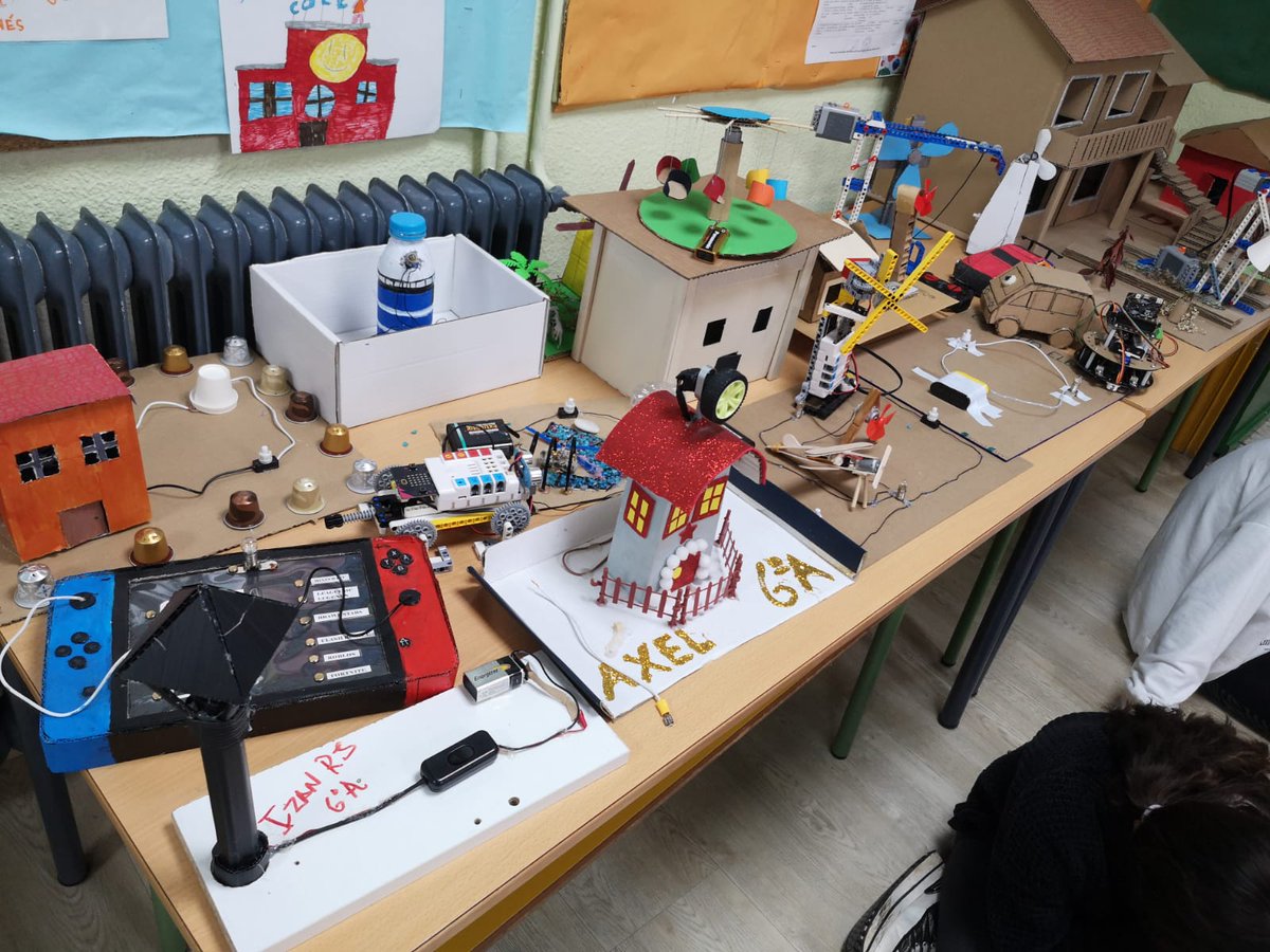 ProfeFcha1983's tweet photo. Enhorabuena a los alumnos/as de 6º de primaria del CEIP Federico García Lorca de Leganés por los espectaculares proyectos que han creado desde el área de Tecnología y Robótica.

¡Impresionante!

#codigoescuela4_0_madrid #if_cmadrid https://t.co/RqUYw9vqIp