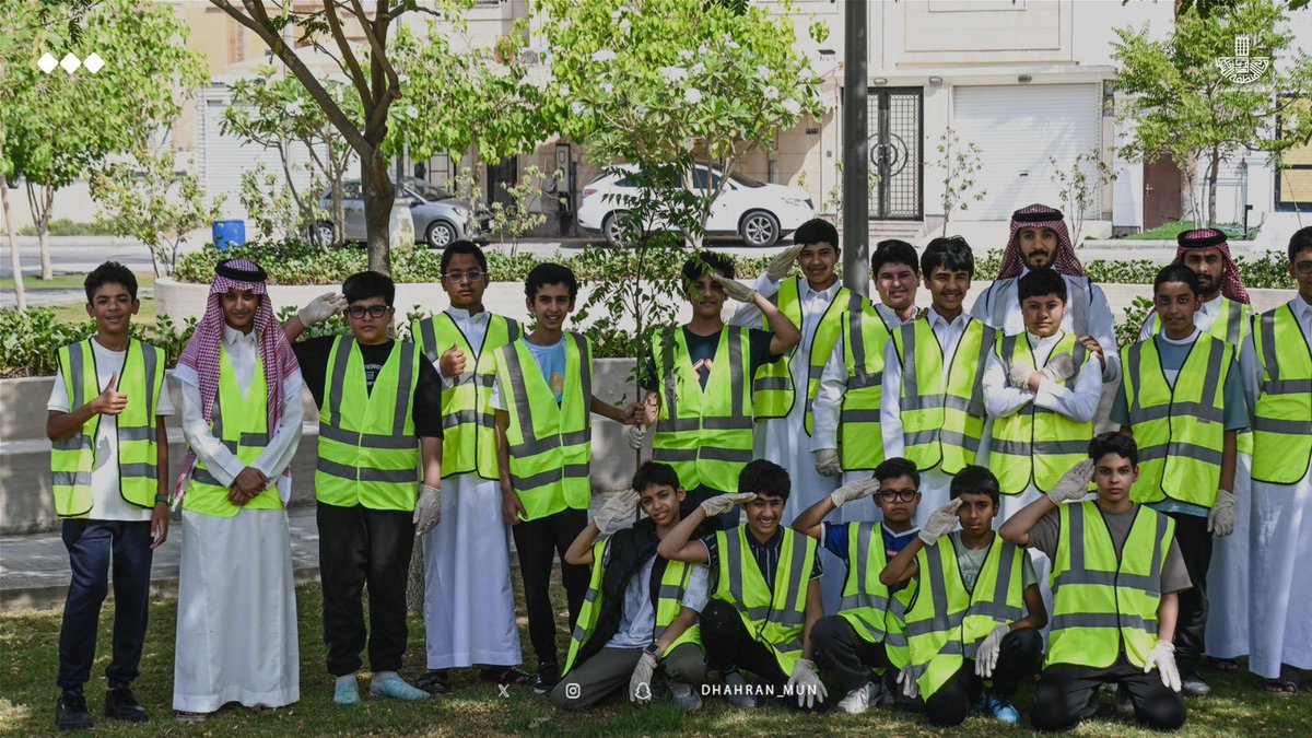 dhahran_mun's tweet photo. ☘️ ||

للمساهمة في زيادة الرقعة الخضراء
 وتقليل الملوثات الضارة بالبيئة، وتوعية 
المجتمع بأهمية حماية البيئة وصيانتها، 
نفذت مبادرة تشجير في حديقة السديم، 
بالتعاون مع مدارس التربية الأهلية . . 

#الظهران_الفاتنة 
#بلدية_مدينة_الظهران https://t.co/rm5YzvW5ZD