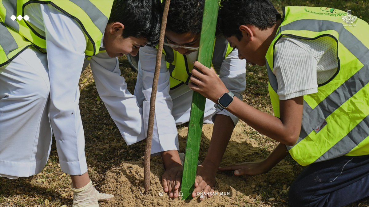 dhahran_mun's tweet photo. ☘️ ||

للمساهمة في زيادة الرقعة الخضراء
 وتقليل الملوثات الضارة بالبيئة، وتوعية 
المجتمع بأهمية حماية البيئة وصيانتها، 
نفذت مبادرة تشجير في حديقة السديم، 
بالتعاون مع مدارس التربية الأهلية . . 

#الظهران_الفاتنة 
#بلدية_مدينة_الظهران https://t.co/rm5YzvW5ZD