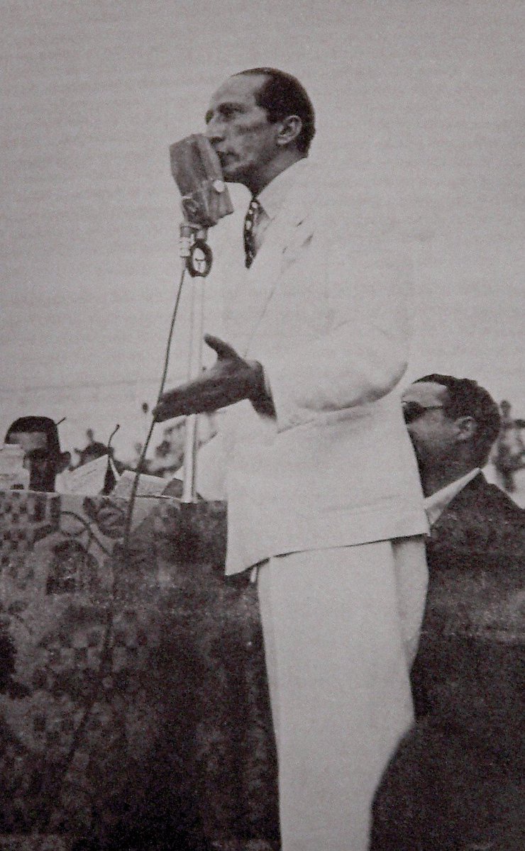 "Quiero morir, como un modo
de que vivan los demás.
Yo soy un voto de vida
para el campo y la ciudad.
Cuando muera, que me metan
en la urna electoral."

Andrés Eloy Blanco

* hoy, en el septuagésimo aniversario de su trágico fallecimiento. In memoriam.