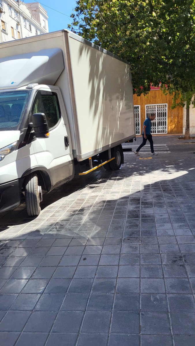 ToniGaliana's tweet photo. Bueno, y hace un momento aquí cerca, en Patraix. 
@policialocalvlc https://t.co/k8YaBKCtjE
