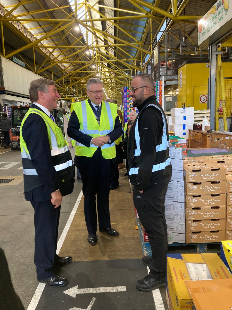 📸 A Special Visit at New Spitalfields Market 🌙🥬

We were honoured to welcome the Lord Mayor of the City of London to New Spitalfields Market this morning.

To mark the occasion, a cheque for £500 was presented to the Lord Mayor in support of the Lord Mayor’s Appeal