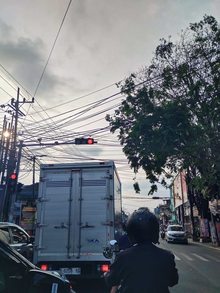 coldplayrice's tweet image. di bawah langit muram dan simpul kabel yang semrawut, aku berhenti..bukan karena ingin, tapi karena harus. 

tapi bukankah setiap jeda adalah kesempatan untuk mengatur ulang harapan?