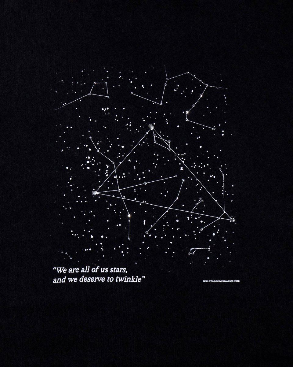 夏の星座にラインストーンを散りばめたNEWグラフィックTシャツ。

ポイントでラインストーンを配置することで、控えめながらも星空の視覚的な広がりを連想させる設計に。