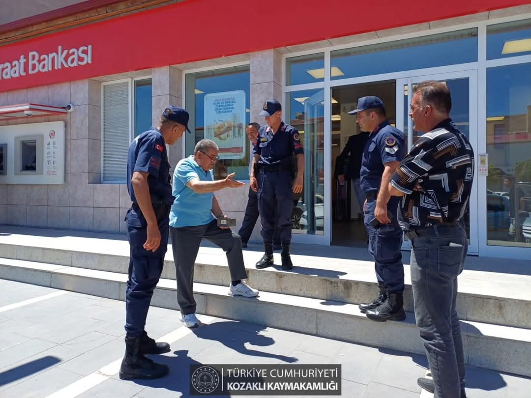kaymakamkozakli's tweet photo. 🚨 DOLANDIRICILIĞA ANINDA MÜDAHALE 🚔📵
Hızıruşağı Köyü’nden İlhan Yüksel isimli vatandaşımızı Nevşehir İl Jandarma... https://t.co/A6D2xddkog…
#TCKozaklıKaymakamlığı
#DolandırıcılıkUyarısı
#Jandarma
#VatandaşGüvende
#DikkatliOl
#BirlikteGüvendeyiz https://t.co/JgsSeEao7t