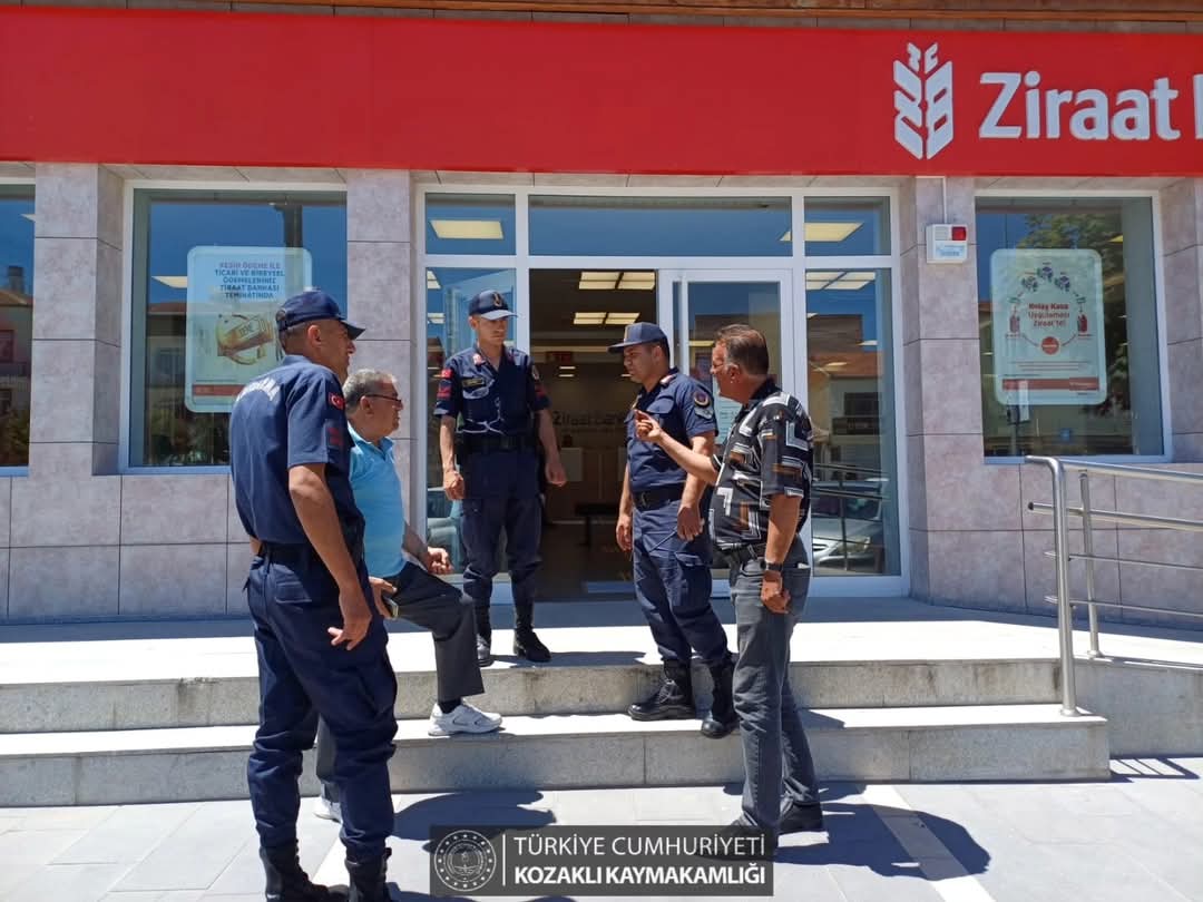 kaymakamkozakli's tweet photo. 🚨 DOLANDIRICILIĞA ANINDA MÜDAHALE 🚔📵
Hızıruşağı Köyü’nden İlhan Yüksel isimli vatandaşımızı Nevşehir İl Jandarma... https://t.co/A6D2xddkog…
#TCKozaklıKaymakamlığı
#DolandırıcılıkUyarısı
#Jandarma
#VatandaşGüvende
#DikkatliOl
#BirlikteGüvendeyiz https://t.co/JgsSeEao7t