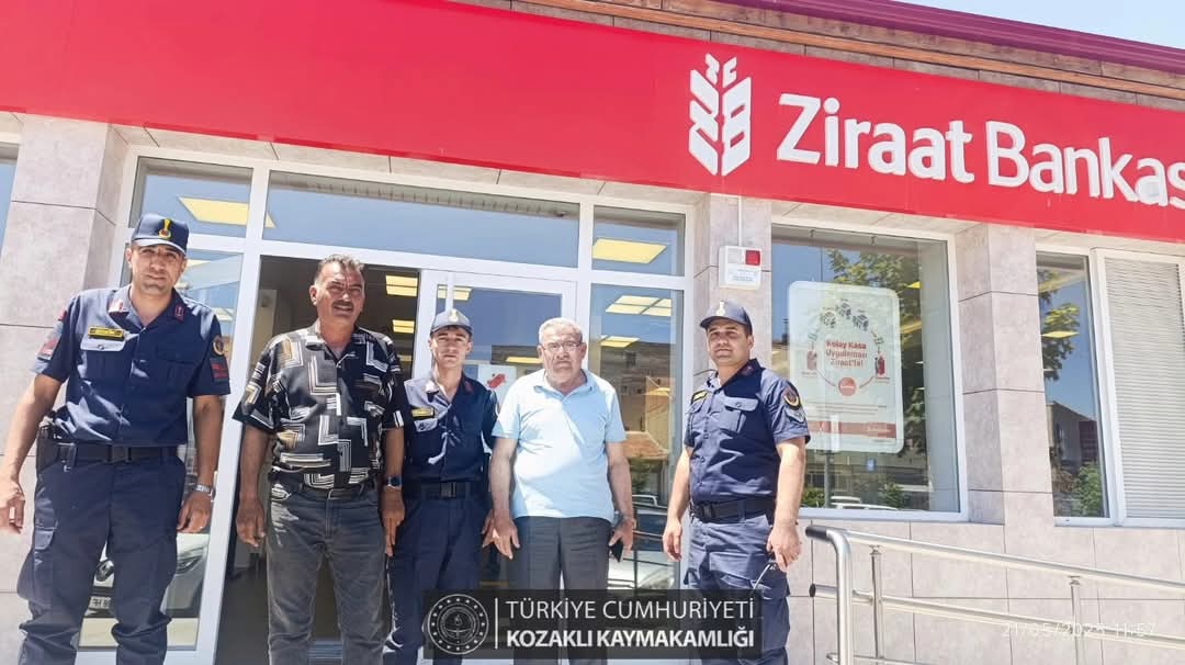 kaymakamkozakli's tweet photo. 🚨 DOLANDIRICILIĞA ANINDA MÜDAHALE 🚔📵
Hızıruşağı Köyü’nden İlhan Yüksel isimli vatandaşımızı Nevşehir İl Jandarma... https://t.co/A6D2xddkog…
#TCKozaklıKaymakamlığı
#DolandırıcılıkUyarısı
#Jandarma
#VatandaşGüvende
#DikkatliOl
#BirlikteGüvendeyiz https://t.co/JgsSeEao7t