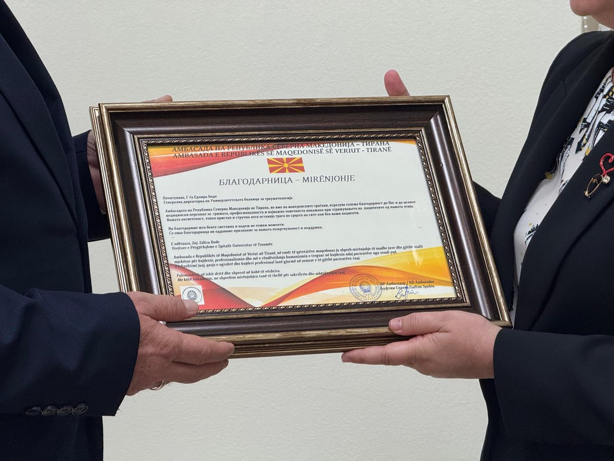 SUT1929's tweet photo. *Mirënjohje për vlerësimin*🤝🏼🥼👥
🇦🇱🇲🇰 Në SUT u zhvillua një takim mes drejtoreshës së spitalit, znj. Edlira Bode, ekipin e saj mjekësor, me SH. T. Z. Luftim Spahiu i ngarkuar me detyrë Ambasador i Ambasadës të Maqedonisë së Veriut në Shqipëri dhe Konsulles Radmila Stojmirovska. https://t.co/UvNFS6KluX