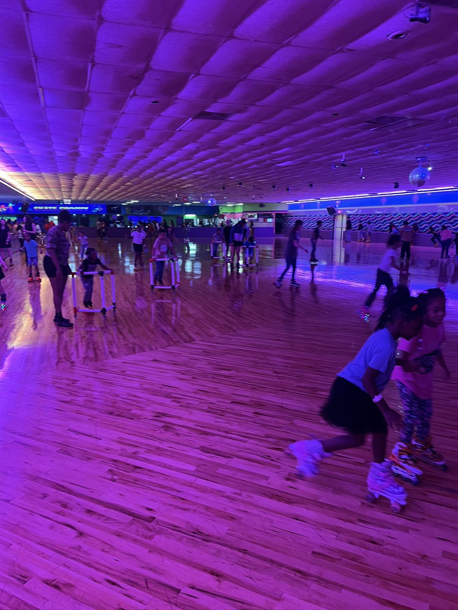HorneElementary's tweet photo. End of Year Skate Night for our Horne Hounddogs. Getting ready for summer fun. #CFISD #PathwayToAmazing #CFISDspirit @CyFairISD https://t.co/giWBGVVeXk