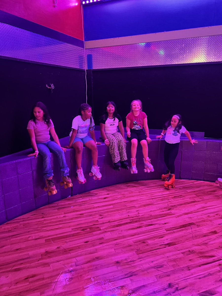HorneElementary's tweet photo. End of Year Skate Night for our Horne Hounddogs. Getting ready for summer fun. #CFISD #PathwayToAmazing #CFISDspirit @CyFairISD https://t.co/giWBGVVeXk