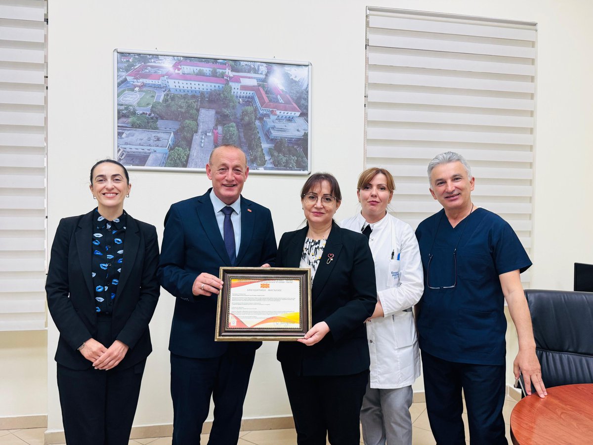 SUT1929's tweet photo. *Mirënjohje për vlerësimin*🤝🏼🥼👥
🇦🇱🇲🇰 Në SUT u zhvillua një takim mes drejtoreshës së spitalit, znj. Edlira Bode, ekipin e saj mjekësor, me SH. T. Z. Luftim Spahiu i ngarkuar me detyrë Ambasador i Ambasadës të Maqedonisë së Veriut në Shqipëri dhe Konsulles Radmila Stojmirovska. https://t.co/UvNFS6KluX