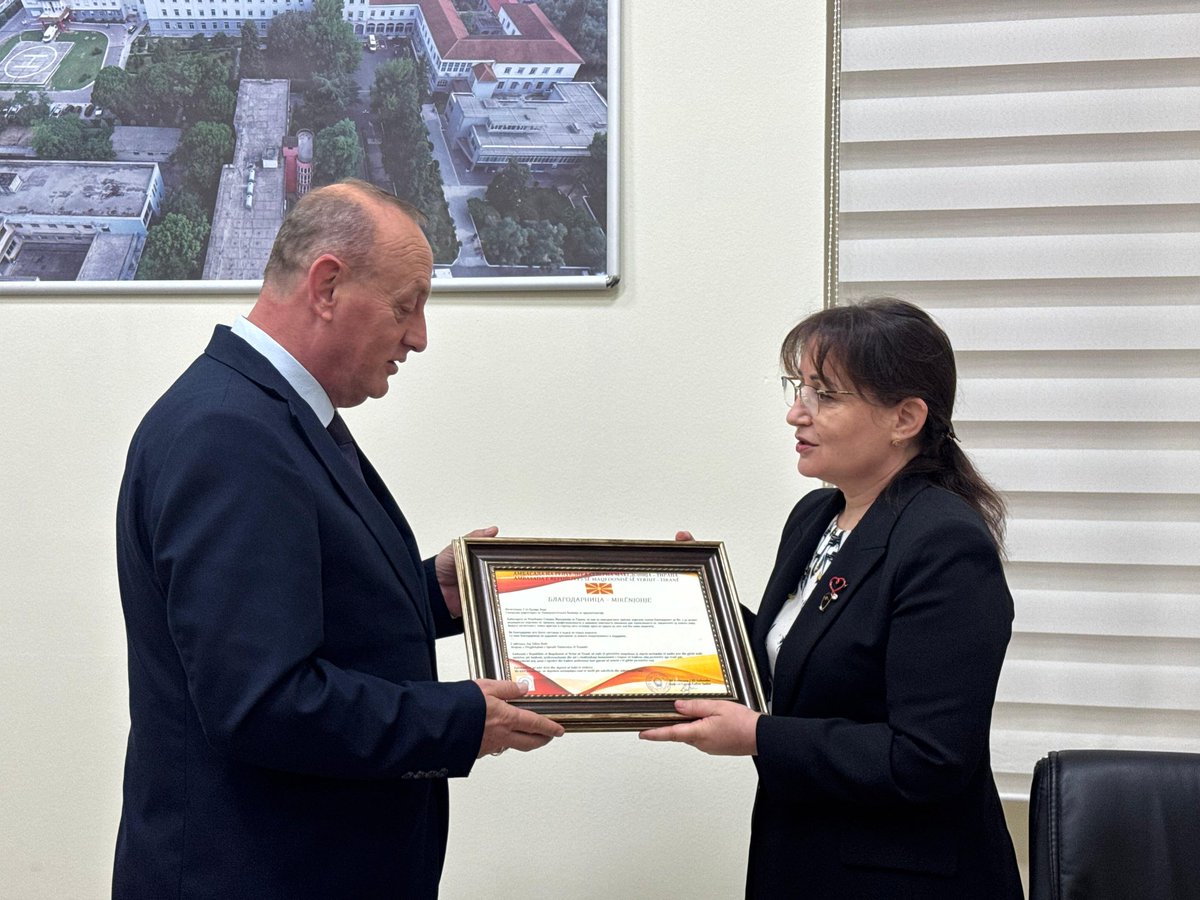 SUT1929's tweet photo. *Mirënjohje për vlerësimin*🤝🏼🥼👥
🇦🇱🇲🇰 Në SUT u zhvillua një takim mes drejtoreshës së spitalit, znj. Edlira Bode, ekipin e saj mjekësor, me SH. T. Z. Luftim Spahiu i ngarkuar me detyrë Ambasador i Ambasadës të Maqedonisë së Veriut në Shqipëri dhe Konsulles Radmila Stojmirovska. https://t.co/UvNFS6KluX