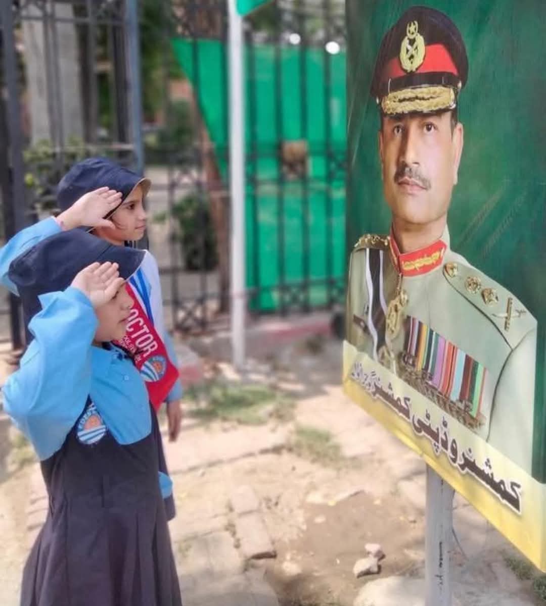 umbreen_turk's tweet photo. آج اسی آرمی سکول کی یونیفارم میں بچے شہید بھی ہوئے ہیں عزت ماب فیلڈ مارشل   سے مودبانہ گذارش ہے کوئی چھڑی گھمائیں کہ کوئی  دل جلا میرے وطن کے بچوں کو نشانہ نا بنائے https://t.co/MG8r6jCHz6