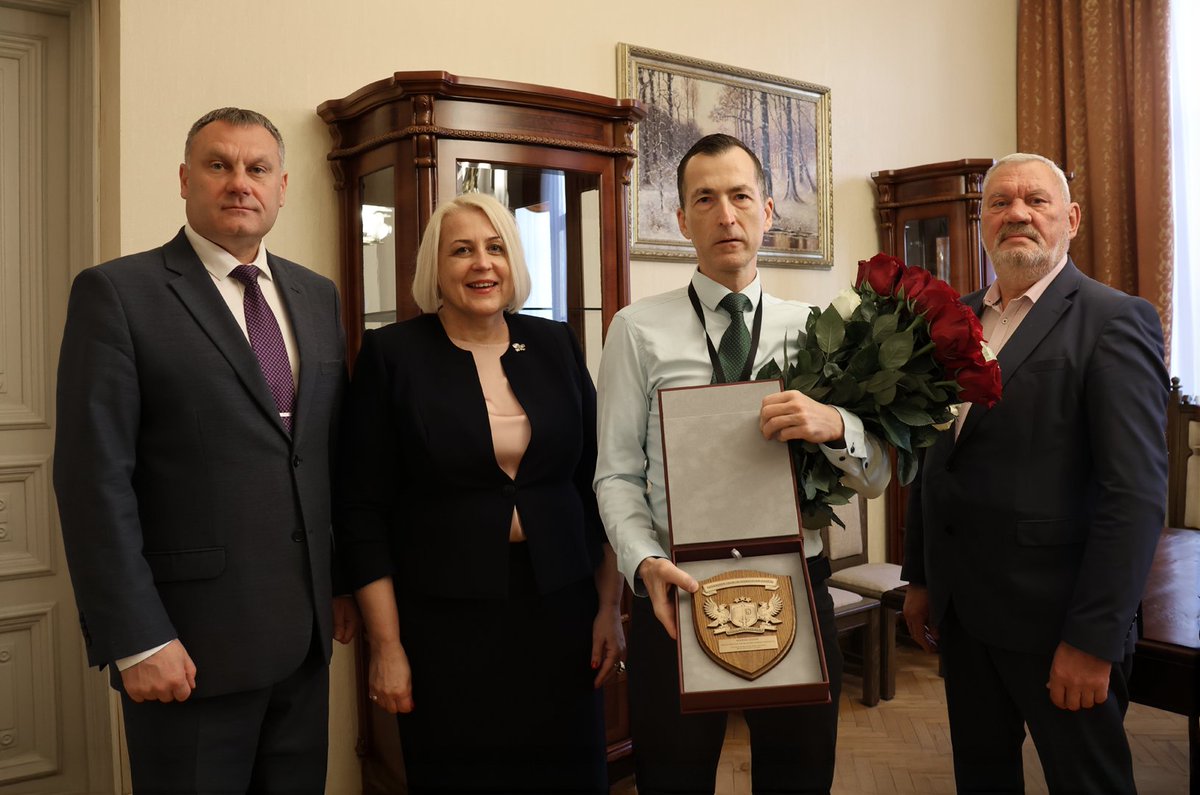 2025. gada 21. maijā, pēdējā amata dienā, prokuratūra pateicās Ģenerālprokuratūras Krimināltiesiskā departamenta Korupcijas apkarošanas koordinācijas nodaļas virsprokuroram Mārim Lejam par prokurora darbā paveikto. 🟡
prokuratura.lv/lv/aktualitate…

#prokuratūra #prokurors