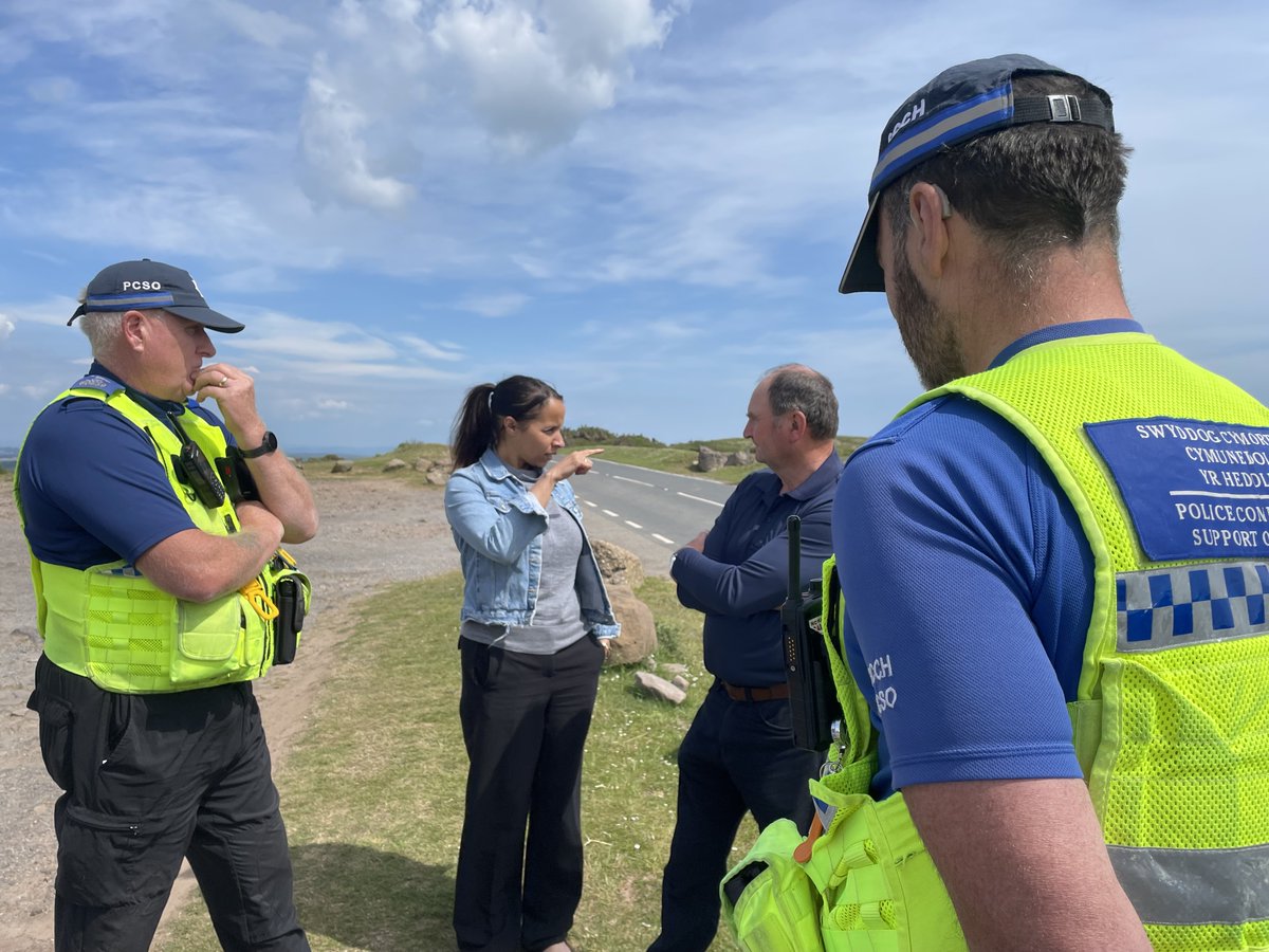 commissionersw's tweet photo. #InYourCommunity | Engagement

Yesterday PCC @emmawools visited the Gower, Sketty &amp; West Cross to discuss:
🚜 rural crime  
🏡community initiatives  
👮‍♀️policing matters

We also had the pleasure of donating devices to @GowerYFC as part of the PCCs digital inclusion initiative👩‍💻👨‍💻 https://t.co/7deWUnPdFu