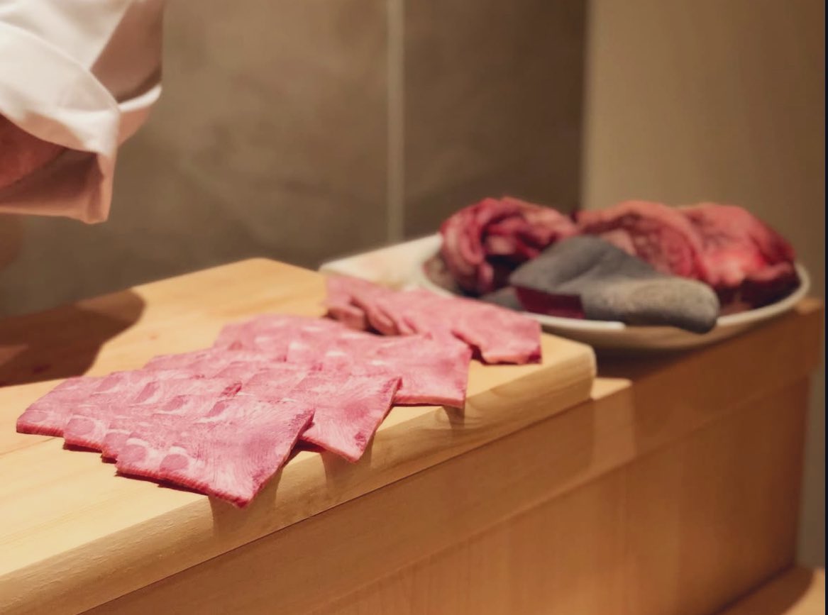 Wang_991's tweet photo. 恵比寿　「うしみつ」

行ってきたけど、めっちゃ良かった
お肉は全部スタッフさんが焼いてくれて全部美味しいし、完全個室で落ち着く

和牛の旨味と雲丹の甘みが口の中でとろける🤤 https://t.co/GhVdVpfMBf