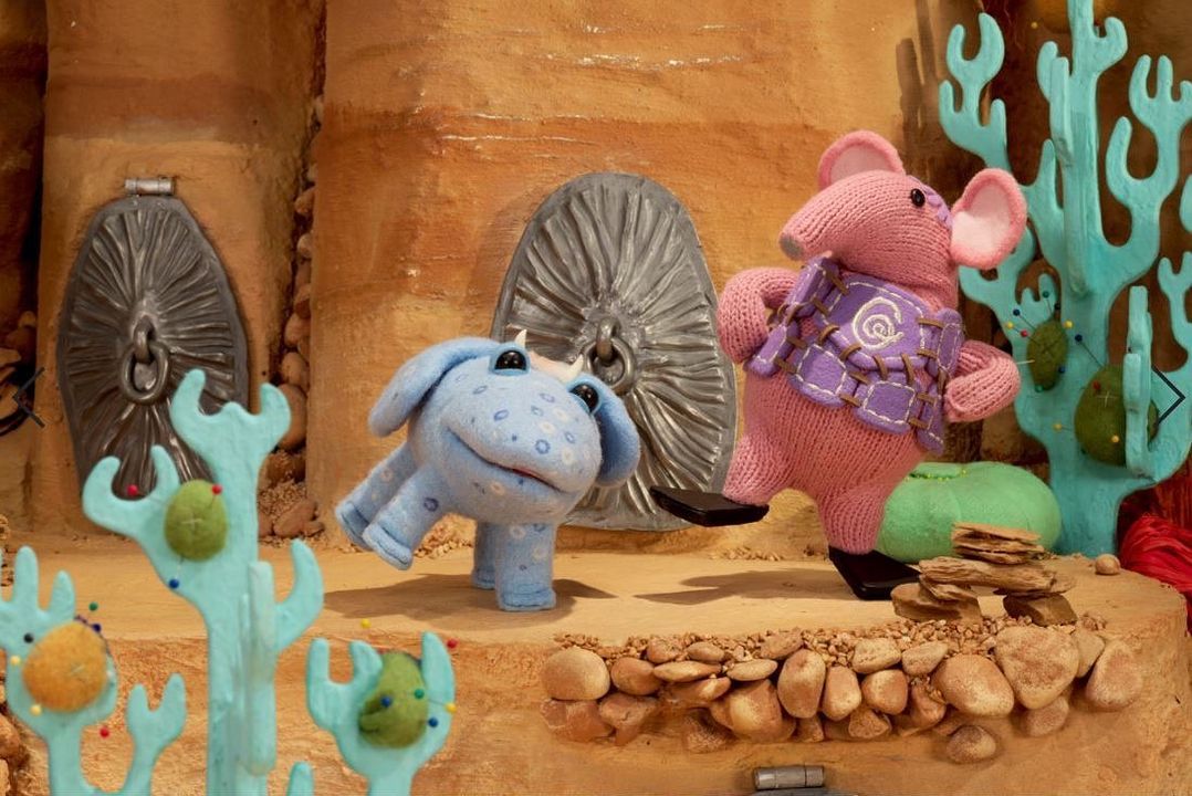 Looks like Granny and Baby Skymoo know the best way to start the day is with a good stretch! 🧘