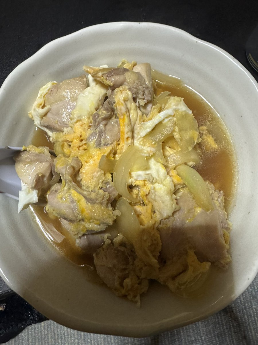 n_orochi's tweet photo. 今日も帰還者の魔法は特別です見ながら、鶏肉の卵とじでハイボール飲んでる。久しぶりに置鮎龍太郎の声を聞いた。やっぱりクール系のキャラはこの声優の右に出る者はいないな

#ツイッター晩酌部 #Twitter晩酌部 
#X晩酌部 #アニメ晩酌部 
#帰還者の魔法は特別です https://t.co/HOdLjcEGbd