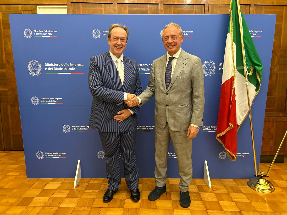 mimit_gov's tweet photo. Il ministro @adolfo_urso ha incontrato Angelo Mastrolia e Stefano Cometto, presidente e AD di #NewlatFood, azienda italiana operante a livello internazionale nella filiera food&beverage, che subentrerà a #Diageo per il rilancio dello storico stabilimento di Santa Vittoria d’Alba. https://t.co/bsFtr0VWil