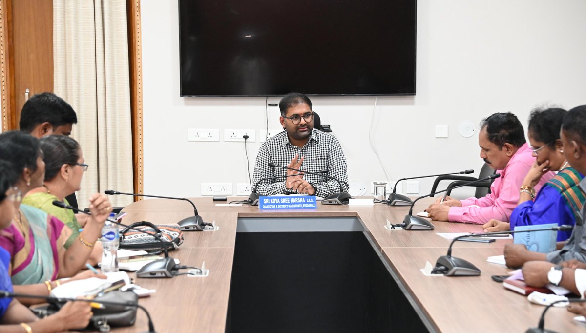 పెద్దపల్లి, మే -21:
-------------------------------------
🔅*ఉపాధి హామీ పథకాన్ని పూర్తి స్థాయిలో వినియోగించుకోవాలి...జిల్లా కలెక్టర్ కోయ శ్రీ హర్ష*.

🔅**జూన్ 2 నాటికి రాజీవ్ యువ వికాసం క్రింద స్వయం ఉపాధి యూనిట్ల మంజూరు*

🔅**కాల్వ మరమ్మత్తు, చెత్త తొలగింపు పనులు వేగవంతం చేయాలి*
