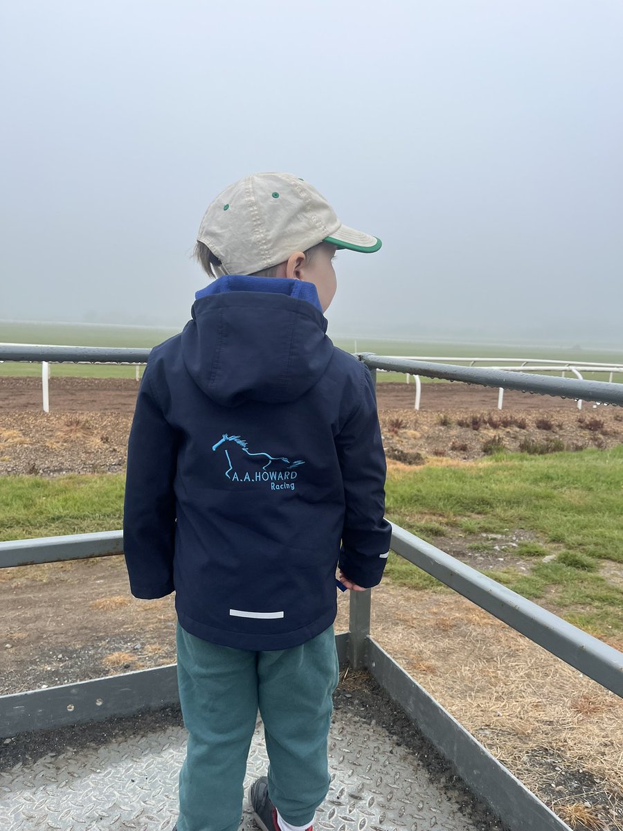 Alana_Insole's tweet photo. Watching the work before school 🐎@AAHowardRacing @curraghrace. https://t.co/n7iXmRncWh