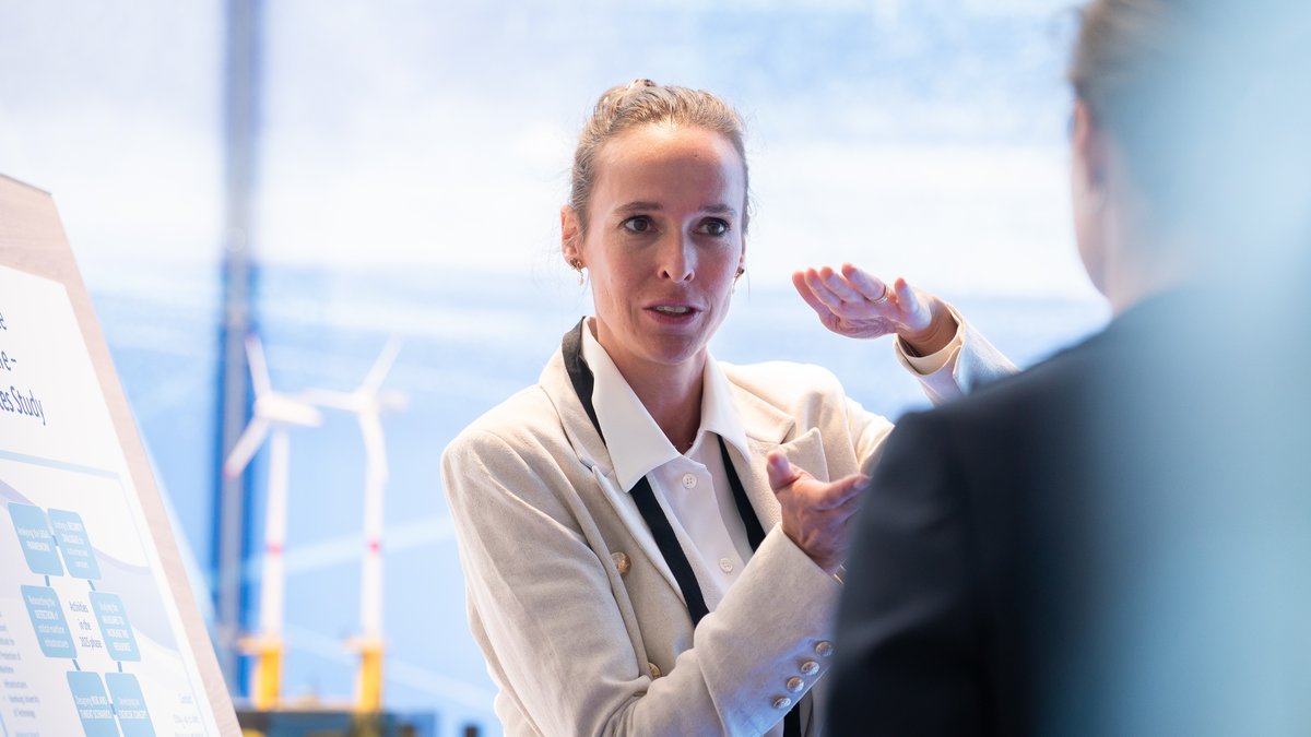 BMV's tweet image. Auch an unserem Stand beim #ITF25: Das Projekt ARGUS führt Satelliten-, AIS- und topographische #Daten zusammen und kann so kritische Seeinfrastruktur wie Seekabel und Windkraftanlagen schützen. Das Projekt wird durch den #mFUND gefördert.