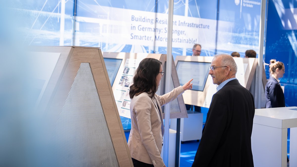 BMV's tweet image. Auch an unserem Stand beim #ITF25: Das Projekt ARGUS führt Satelliten-, AIS- und topographische #Daten zusammen und kann so kritische Seeinfrastruktur wie Seekabel und Windkraftanlagen schützen. Das Projekt wird durch den #mFUND gefördert.