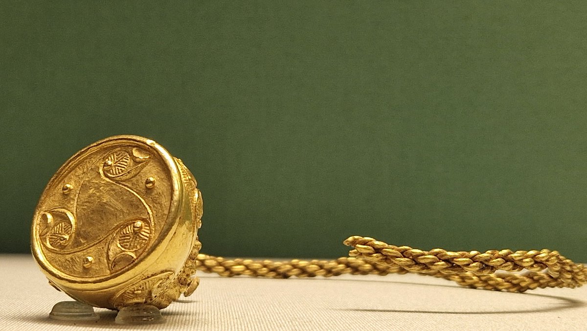 Britains___Pubs's tweet photo. The primary pre-Roman Celtic tribe associated with Somerset was the #Durotriges. This amazing Celtic piece is said to be dated 250-75BC and is named the Cleveton Gold Tore. It was found in #Cleveton, #Somerset, during the 19th century. Its incredible detail destroys the myth of Britain being backwards before the #Roman invasions. How many people could make this today? It's obvious that we have fare more to learn from the past than we acknowledge. Many sources would describe pre-Roman and pre-Christian Britian as a dark uncultured place. But quite obviously, they're wrong. 

📸 @VinnieSull1van