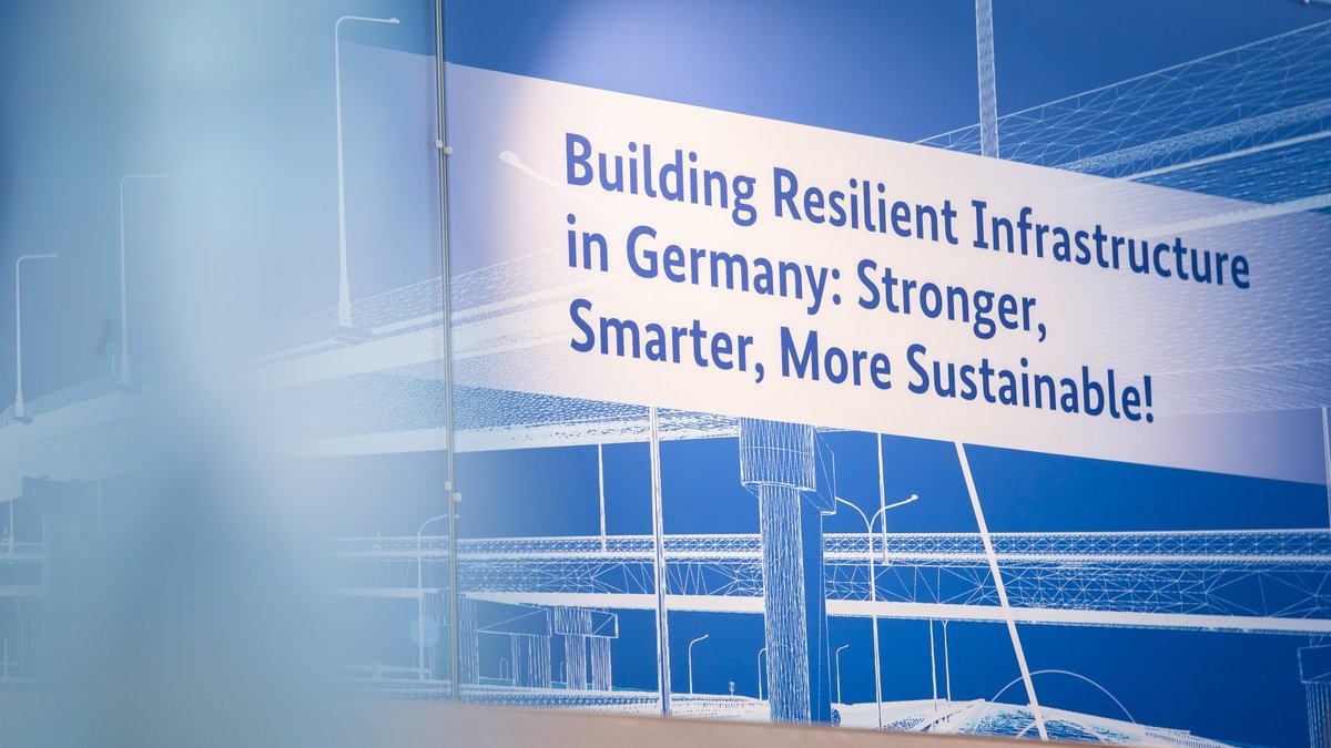 BMV's tweet image. Auch an unserem Stand beim #ITF25: Das Projekt ARGUS führt Satelliten-, AIS- und topographische #Daten zusammen und kann so kritische Seeinfrastruktur wie Seekabel und Windkraftanlagen schützen. Das Projekt wird durch den #mFUND gefördert.