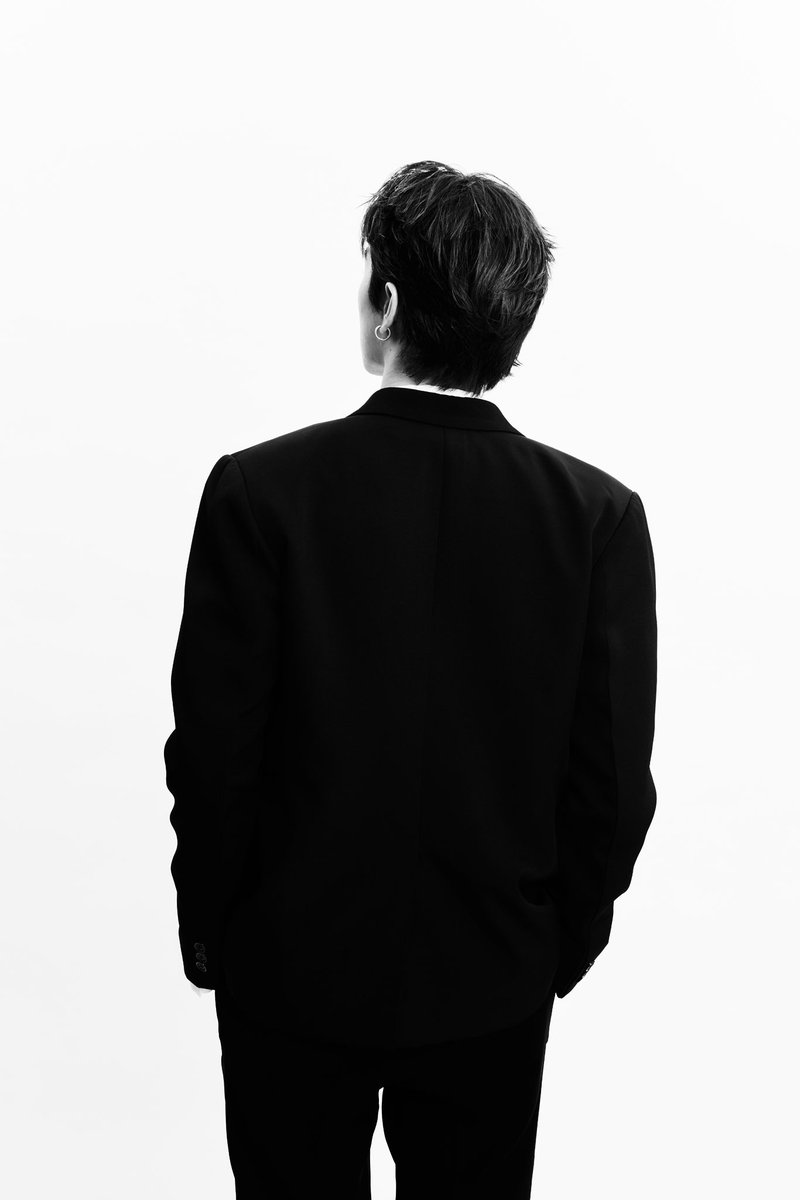 acaqre's tweet photo. 🐱 Shadow in the spotlight.
Back turned, suit crisp, shoes shining—can you see through the silhouette? 👀
Who’s the target? Drop your best guess! https://t.co/y1yCX6vCCA