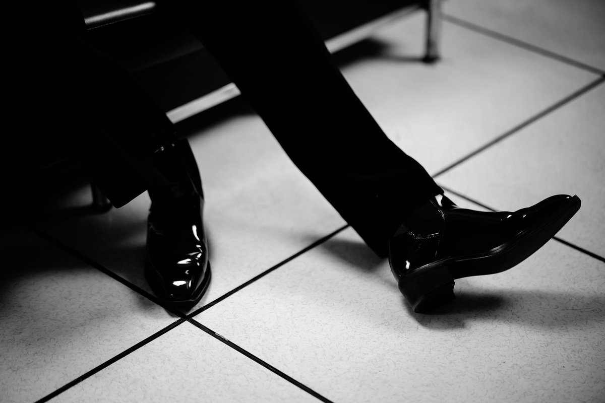 acaqre's tweet photo. 🐱 Shadow in the spotlight.
Back turned, suit crisp, shoes shining—can you see through the silhouette? 👀
Who’s the target? Drop your best guess! https://t.co/y1yCX6vCCA