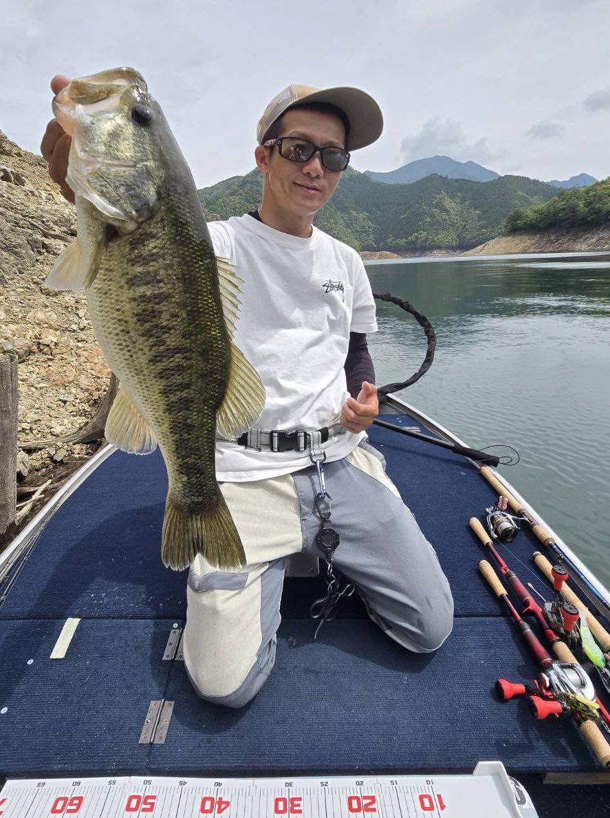 nanairo0123's tweet image. 今日はフォロワーさんと池原🎣
何とか釣れたものの今日の池原は中々の塩対応😭

釣果はともかくいつも通り爆笑ありの楽しい釣りができました😊✨

また来月リベンジに...✊🙄w

#バス釣り
#池原ダム
#Y企画