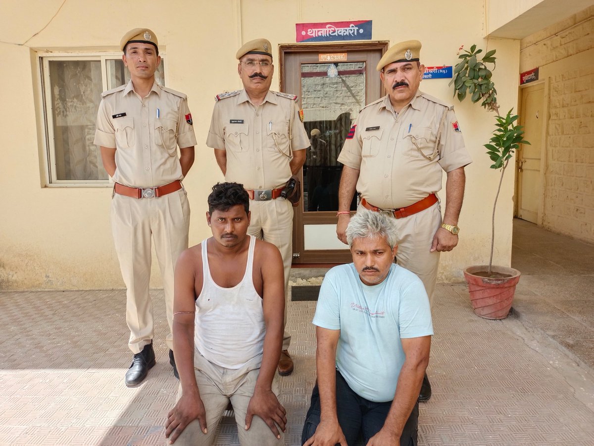 BalotraPolice's tweet photo. #Balotra: थाना कल्याणपुर द्वारा पर्दाफाश।
टैंकर को पलटी मारकर किया था नाटक।
12 टन तेल बरामद, चालक लिखमा व हेमा गिरफ्तार।
@Igp_Jodhpur
@PoliceRajasthan
#BreachOfTrust #RefinedOil #OilScam #FakeAccident #BalotraPolice #NewCriminalLaw2023 #भारतीय_न्याय_संहिता #नवीन_आपराधिक_कानून https://t.co/MQ2osTBkub