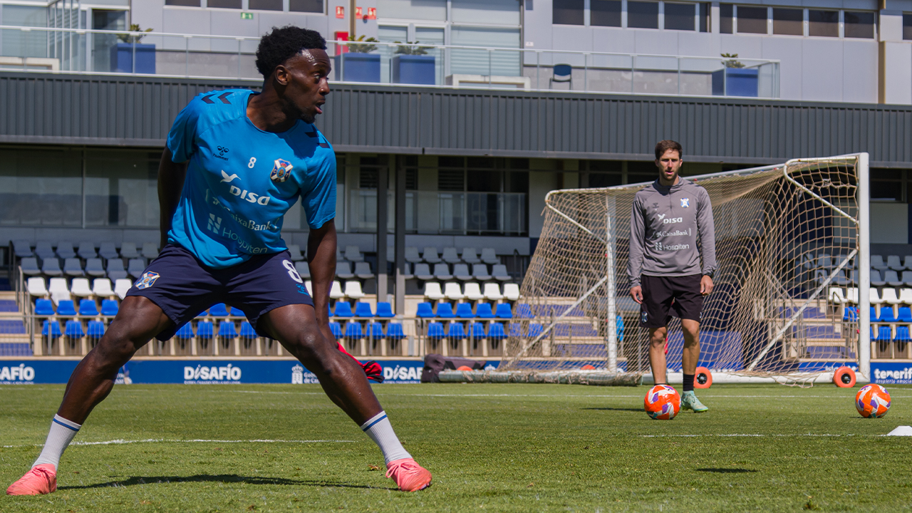 Yussi Diarra durante un entrenamiento previo al partido. Fuente: CD Tenerife. 