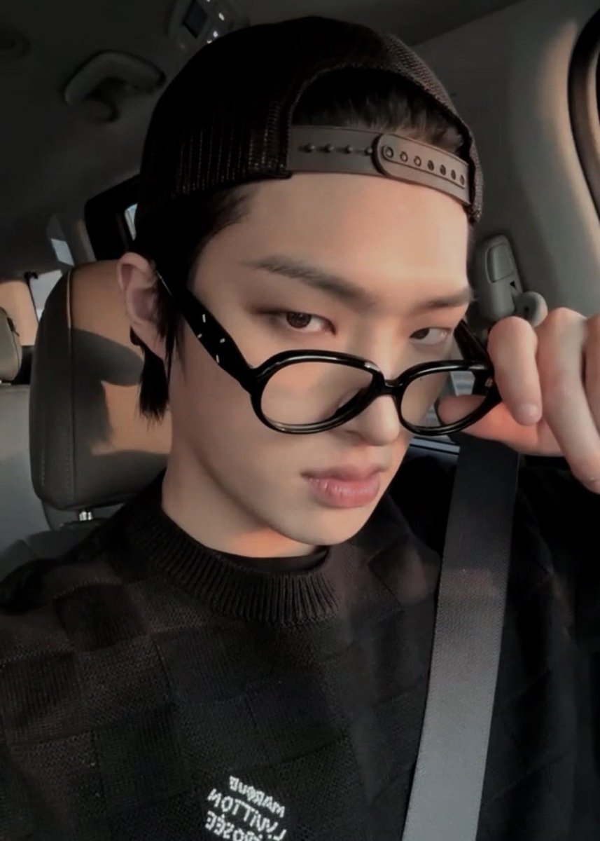 wakeupmingi's tweet photo. just two emo queens in love <3

#AtinySelcaDay #ATSD #ATEEZ #에이티즈 #MINGI #민기 @ATEEZofficial https://t.co/clNKb4TE1r