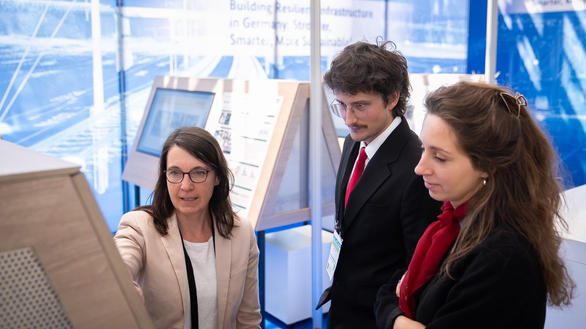 BMV's tweet image. Auch an unserem Stand beim #ITF25: Das Projekt ARGUS führt Satelliten-, AIS- und topographische #Daten zusammen und kann so kritische Seeinfrastruktur wie Seekabel und Windkraftanlagen schützen. Das Projekt wird durch den #mFUND gefördert.