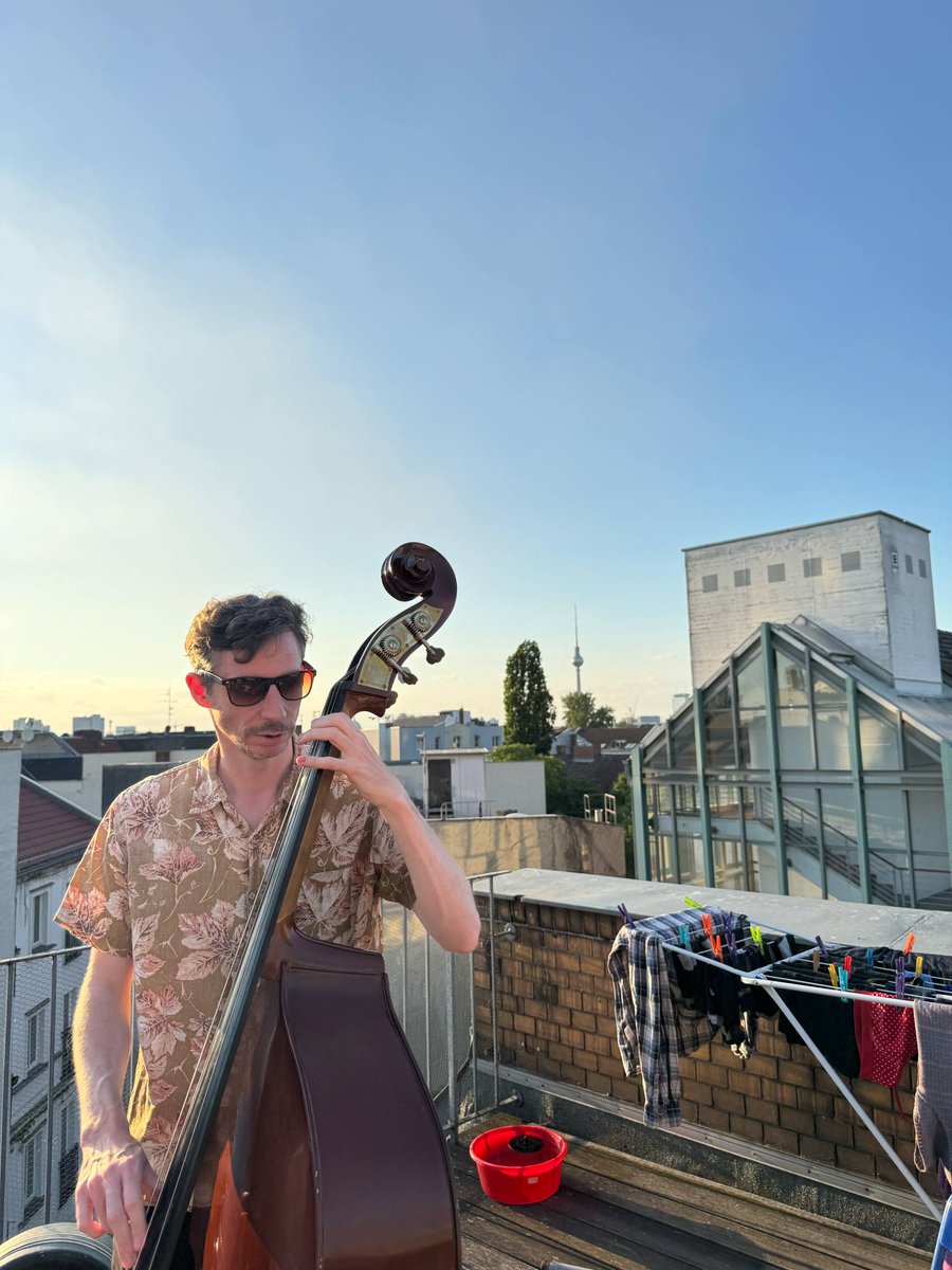 I got my German visa last week! To celebrate I'm playing a concert Wednesday 28th May on Twitch. I'll be playing plenty of old &amp; new songs &amp; taking your requests! Set a reminder!

twitch.tv/paperbeatsciss…

3pm EST | 8pm UK | 9pm Central Europe

🎻 Stanley Brinks 📸 Mathias Kom