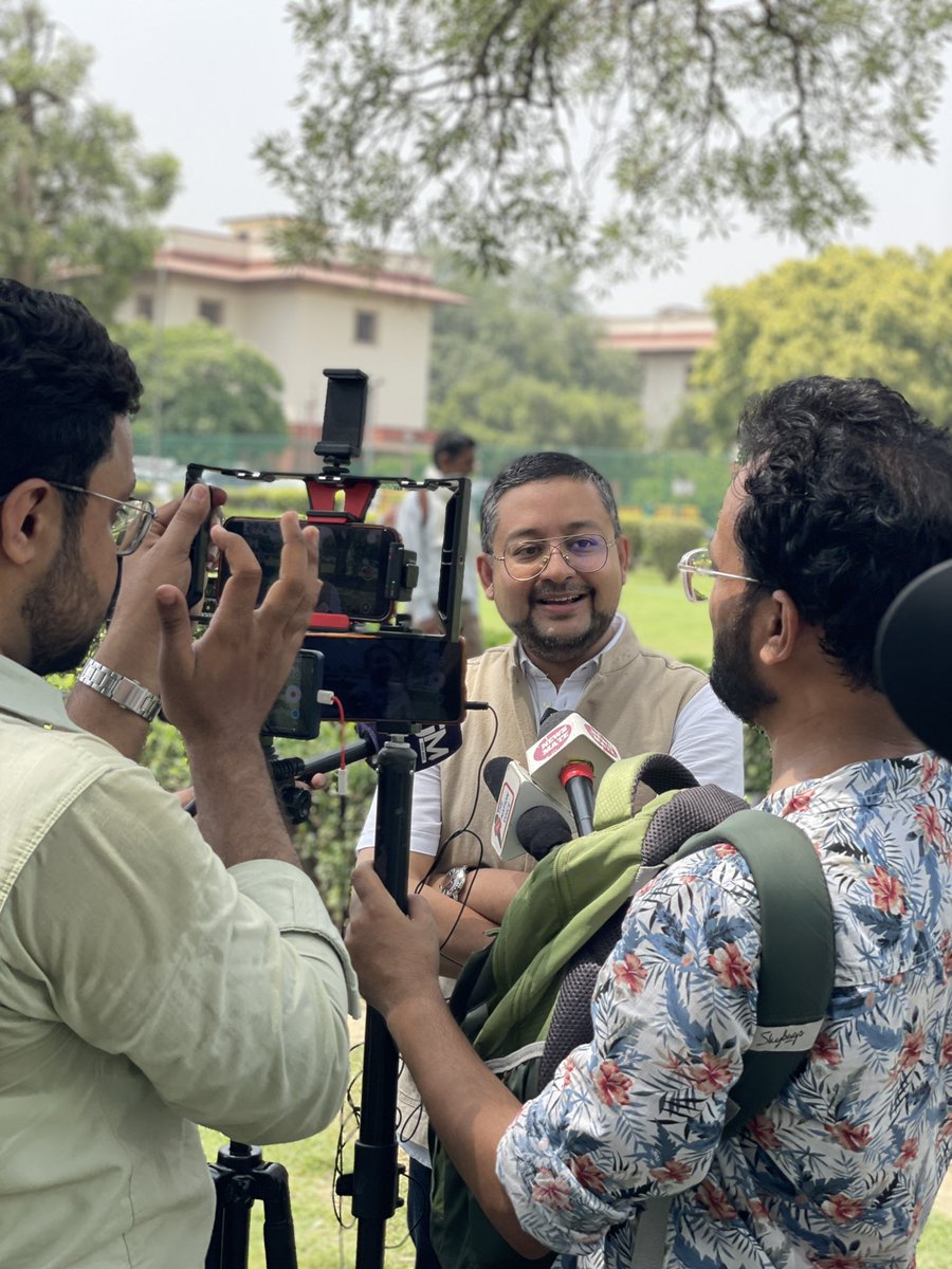 drmerajhusain's tweet image. वक़्फ़ की सुनवाई का आज दूसरा दिन था, आज सरकार के पक्ष को कोर्ट ने सुना और कल भी सुनवाई जारी रहेगी और कल कुछ अंतरिम फ़ैसला आ सकता है, आप सब से दुआ की  गुज़ारिश है। #WaqfAmendmentBill