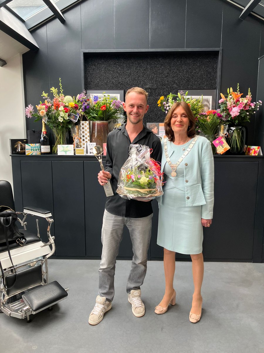 Vanmorgen Tom Geerlings van Rootz Hair House in Heythuysen gefeliciteerd met het winnen van de Coiffure Award in de categorie Consumer. Deze prestigieuze Coiffure Award is de belangrijkste onderscheiding binnen de Nederlandse kappersbranche. Een sterk staaltje lokaal vakmanschap!