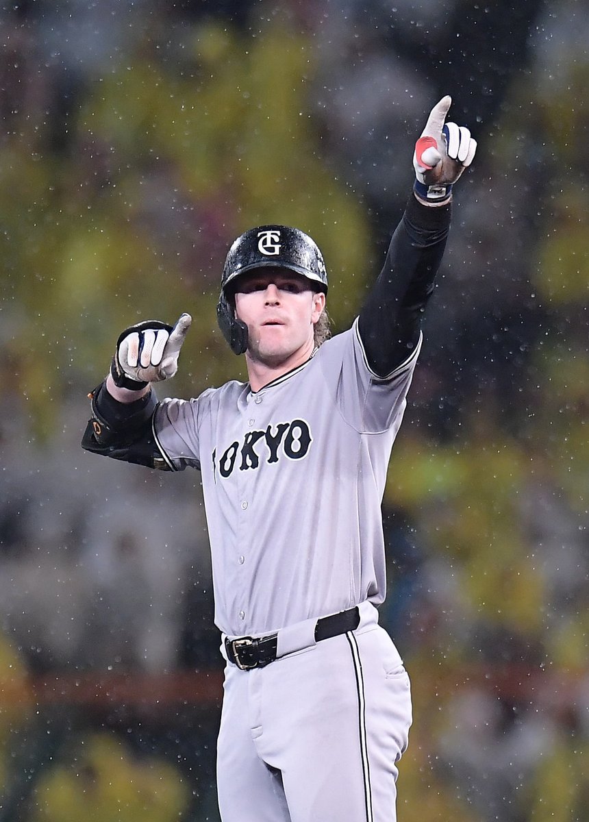 sanspo_giants's tweet photo. 【#本日のベストショット📸】　
適時二塁打を放った4番の #キャベッジ 選手はベンチに向かって、おなじみのポーズ。今日もキマってます（撮影・林俊志）

#ジャイアンツ #giants #巨人 #サンスポ https://t.co/7imaLbpVta
