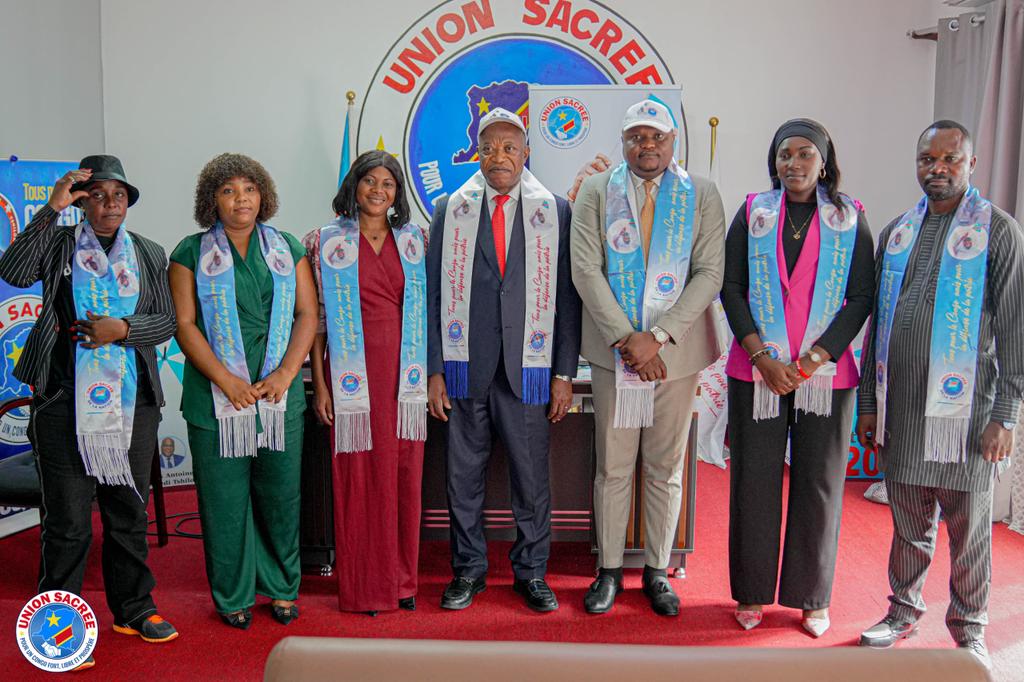 FatshiDeve0106's tweet photo. RDC-POLITIQUE/Instant Rencontre : Une délégation ASBL/FAD reçu par le Professeur André Mbata, Secrétaire Permanent de l'Union Sacrée !
Dans le cadre de l'appui à cette institution, l'Asbl Fatshi développement a apporté quelques fournitures du bureau pour son bon fonctionnement. https://t.co/NpppSXYeas