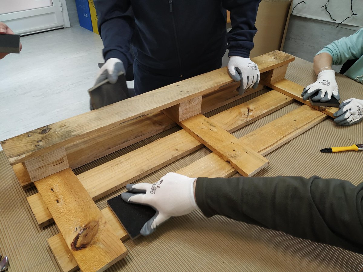 Recuperar, crear y cuidar: jardín vertical con usuarios del servicio de #parkinson
Mucho más que restaurar un objeto, un proceso que empodera, estimula y conecta a las personas con su entorno y con los demás. 
afavaldemoro.blogspot.com/2025/05/recupe…